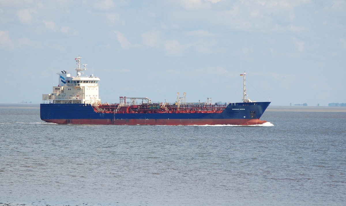 NORDIC NORA 26.08.2013 vor Cuxhaven (Ziel Hamburg). Typ: l/Chemietanker, Flagge: Dnemark, Baujahr: 1997, Lnge x Breite: 99 m X 16 m, Bruttoregistertonnen: 4137, Tragfahigkeit: 5810 t, Eingetragene Geschwindigkeit (Max./Durchschnitt): 13.1 / 9.7 knots