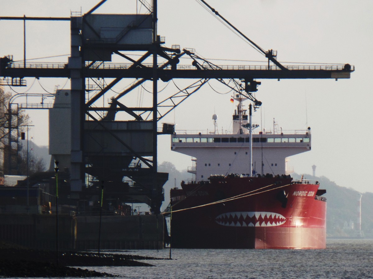 NORDIC ODIN (IMO 9687239) am 12.11.2015, Hamburg, Elbe, am Kohlekraftwerk  Wedel / 
Massengutfrachter / BRZ 41.071 / Lüa 225 m, B 32,26 m, Tg 14,43 m /  1 Diesel, MAN B&W, 8.027 kW (11.050 PS) gebaut 2015 bei Oshima Shipbuilders Saikai, Nagasaki, Japan / Flagge. Panama
