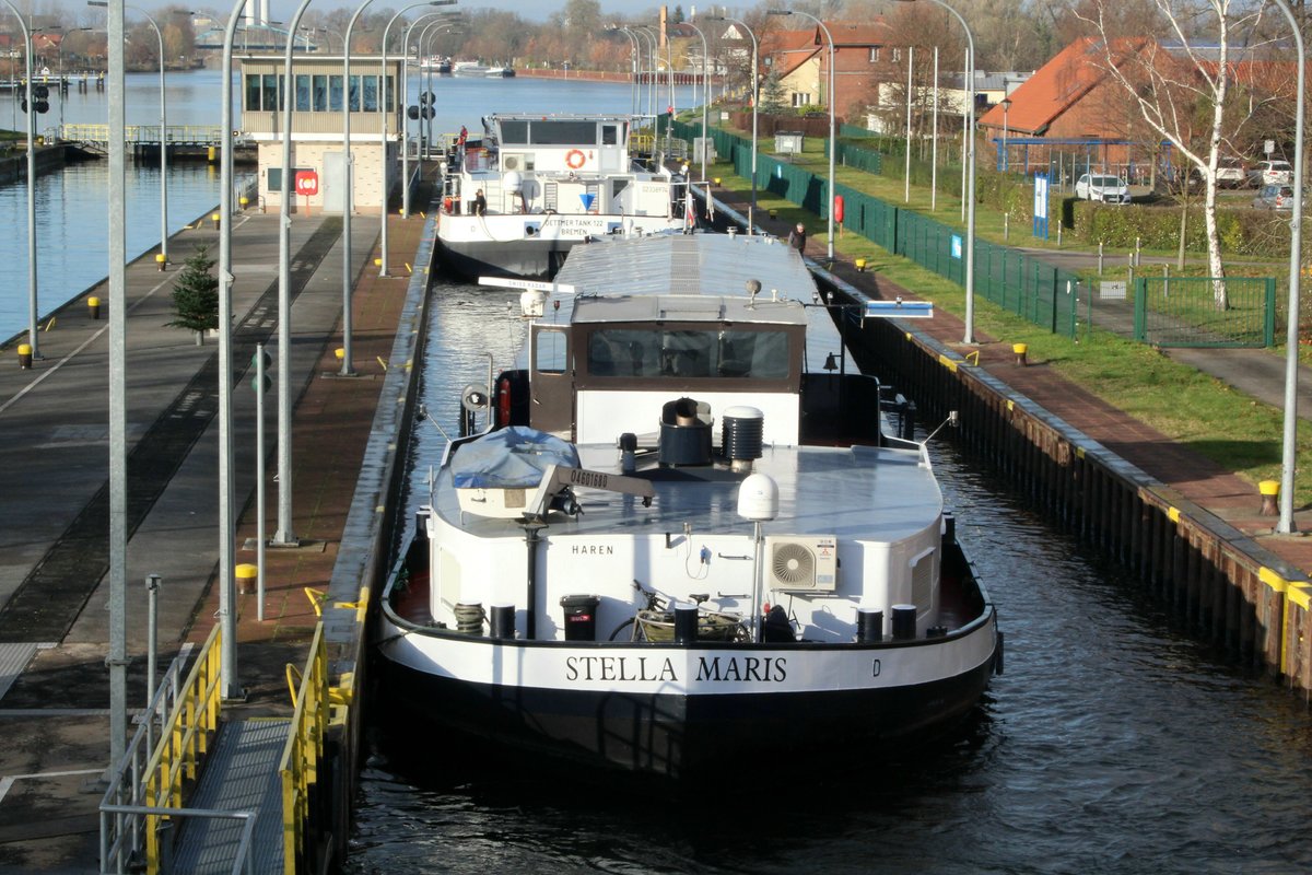 Nordkammer Schleuse Brandenburg/Havel am 29.11.2017. TMS Dettmer Tank 122 (02336974) und GMS Stella Maris (04601680) machen fest werden zu Tal geschleust.