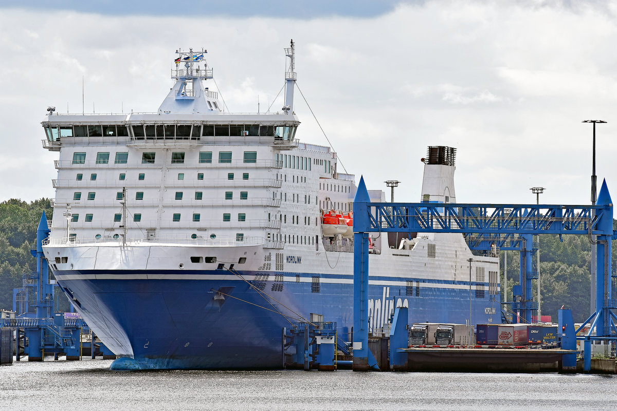 NORDLINK (IMO 9336256) am 13.08.2017 am Skandinavienkai in Lübeck-Travemünde.

Technische Daten:
Typ:Ro-Ro / pax Eisklasse:1A Super, Geschwindigkeit: 22 Knoten, Baujahr:2007 Bauwerft:Ancona,Passagiere: 554,
Breite: 30.5 Meter, Länge:218, 8 Meter, Tiefgang: 7,10 Meter