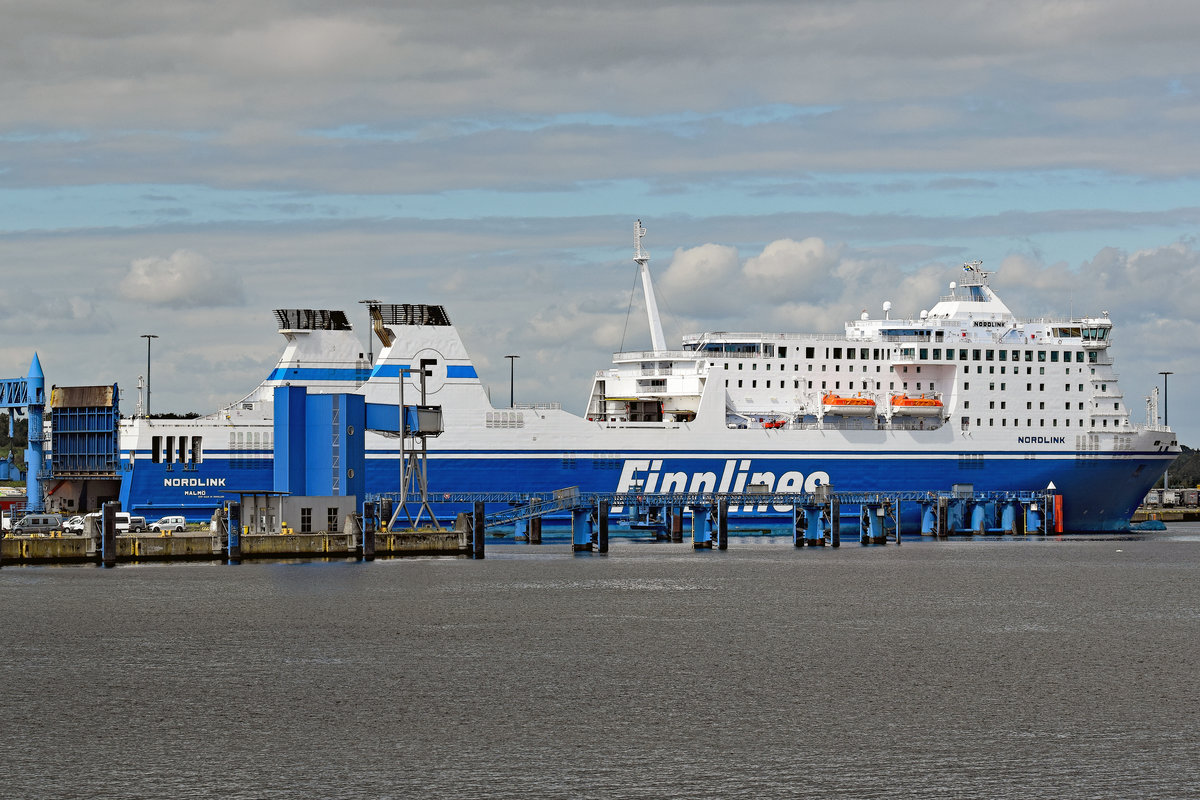 NORDLINK (IMO 9336256) am 13.08.2017 am Skandinavienkai in Lübeck-Travemünde. Technische Daten: Typ:Ro-Ro / pax Eisklasse:1A Super, Geschwindigkeit: 22 Knoten, Baujahr:2007 Bauwerft:Ancona,Passagiere: 554, Breite: 30.5 Meter, Länge:218, 8 Meter, Tiefgang: 7,10 Meter