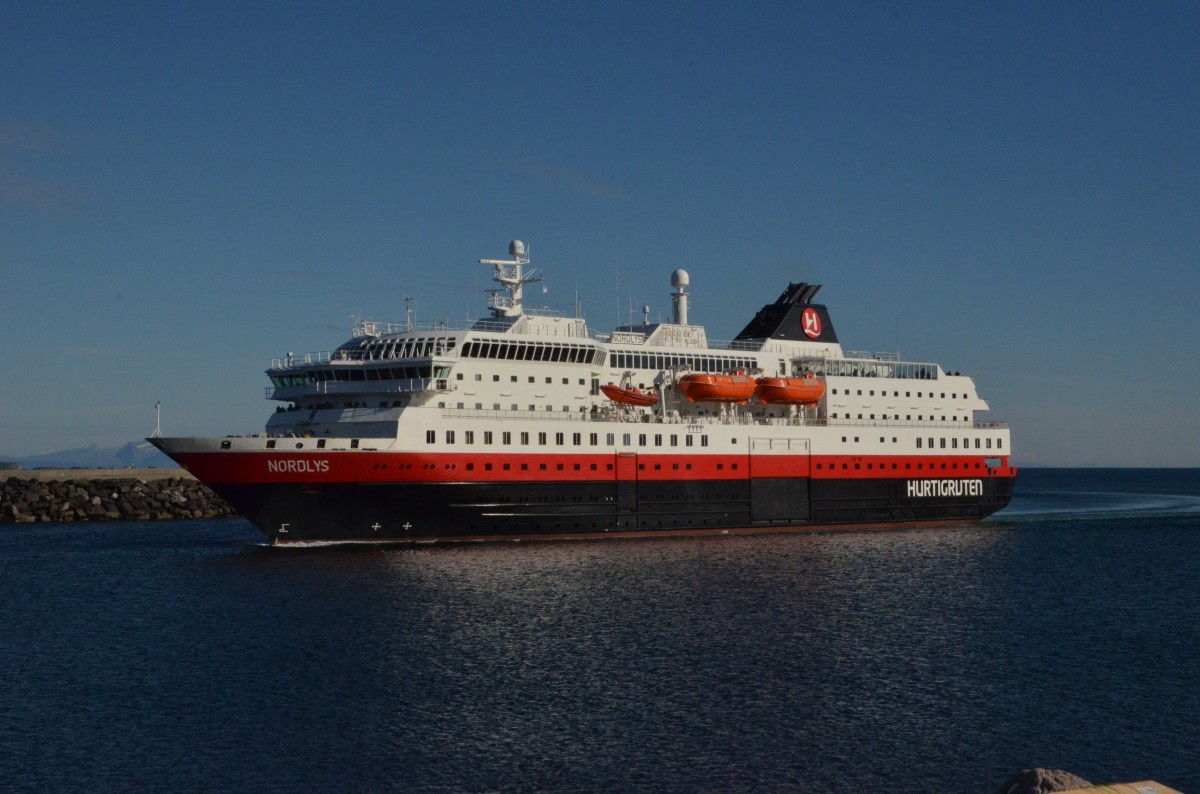 NORDLYS, ein Hurtigrutenschiff, am 30.06.2014 kommt es in den Hafen von Svolvaer  rein.