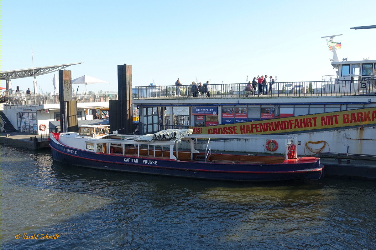 NORDSEE  (ENI 05105160) (H3003) am 15.9.2023, Hamburg, Elbe Hinterkante Landungsbrücken / 
Barkasse / Lüa 18,08 m, B 3,97 m, Tg 1,23 m / 1 Diesel , 74 kW ( PS) / gebaut 1939 bei Schiffswerft A. Bonne, Hamburg / Eigner: Kapitän Prüsse Schiffahrtsges., Hamburg , Flagge: D, Heimathafen: Hamburg /
