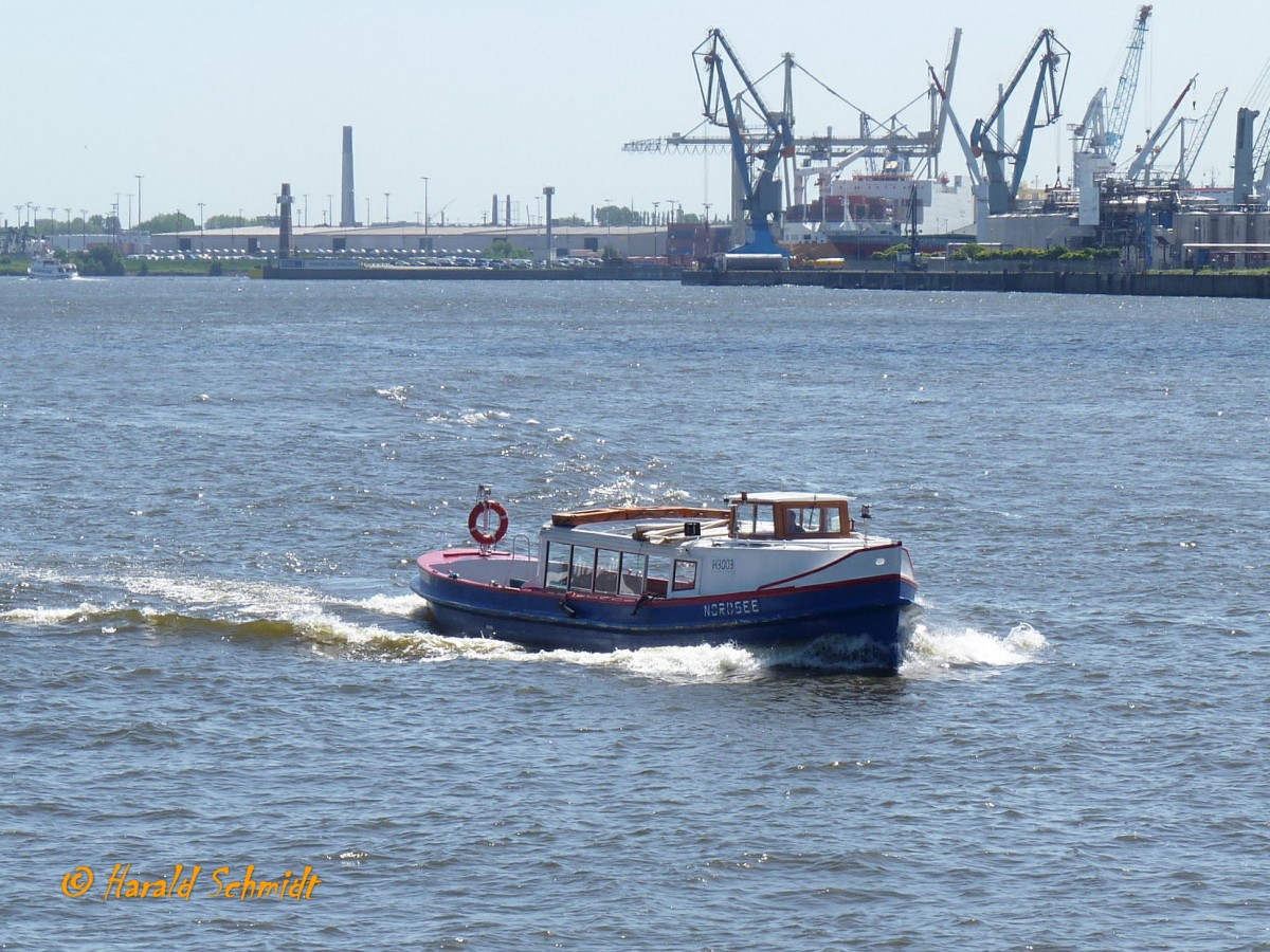 NORDSEE  (ENI 5105160) am 3.6.2013, Hamburg, Elbe Höhe Überseebrücke /
Barkasse / Lüa 18,08 m, B 3,97 m, Tg 1,23 m / 100 PS / 91 Fahrgäste / 1939 bei Wulf, Hamburg / 2011 Umbau zur sinksicheren Barkasse /
