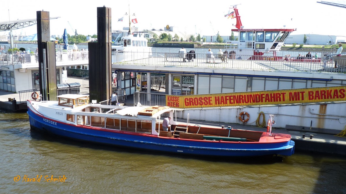 NORDSEE  (ENI 5105160) am 3.6.2013, Hamburg, Elbe Hinterkante Landungsbrücken /
Barkasse / Lüa 18,08 m, B 3,97 m, Tg 1,23 m / 100 PS / 91 Fahrgäste / 1939 bei Wulf, Hamburg / 2011 Umbau zur sinksicheren Barkasse /
