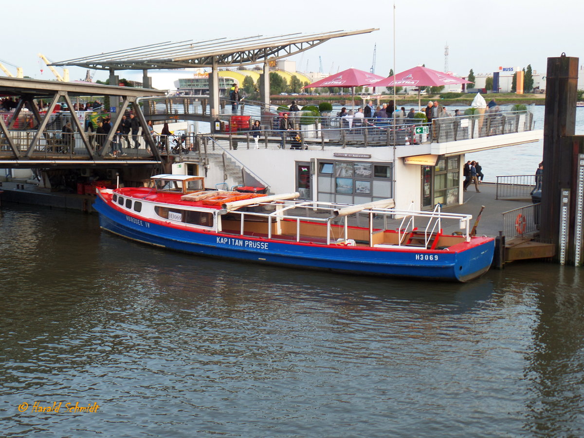 NORDSEE IV  (Reg.-Nr. H 15471) am 27.5.2016, Hamburg, Elbe, Hinterkante Landungsbrücken /

Barkasse / Lüa 18,0 m, B 4,67 m, Tg 1,32 m / 169 kW (230 PS)  / zugel. 89 Fahrgäste / gebaut 1930 bei Blohm & Voss, Hamburg

