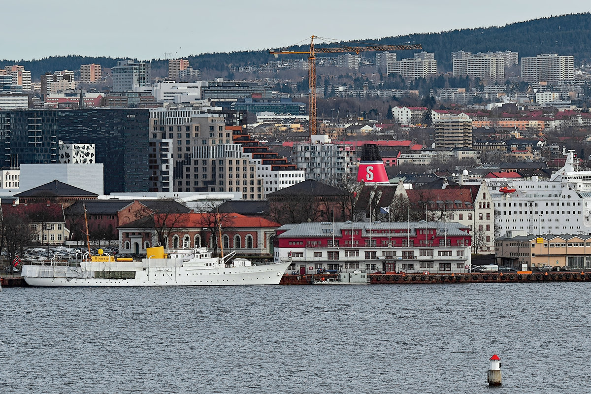 NORGE, Yacht des norwegischen Königshauses, im Hafen von Oslo. Rechts ist ein Teilbereich der Fähre STENA SAGA zu erkennen. Aufnahme vom 10.02.2015
