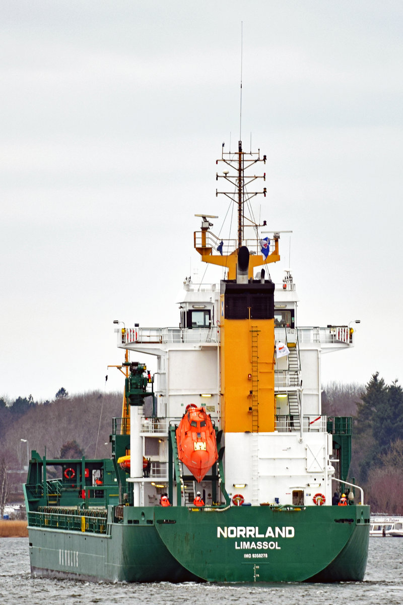 NORRLAND (IMO 9358278) am 07.03.2021 auf der Trave bei Lübeck-Schlutup mit Zellulose aus dem schwedischen Domsjö für den Lehmannkai 1. Gesamtlänge x Grösste Breite: 118.55 x 15.2 m, Baujahr: 2006, Heimathafen: LIMASSOL