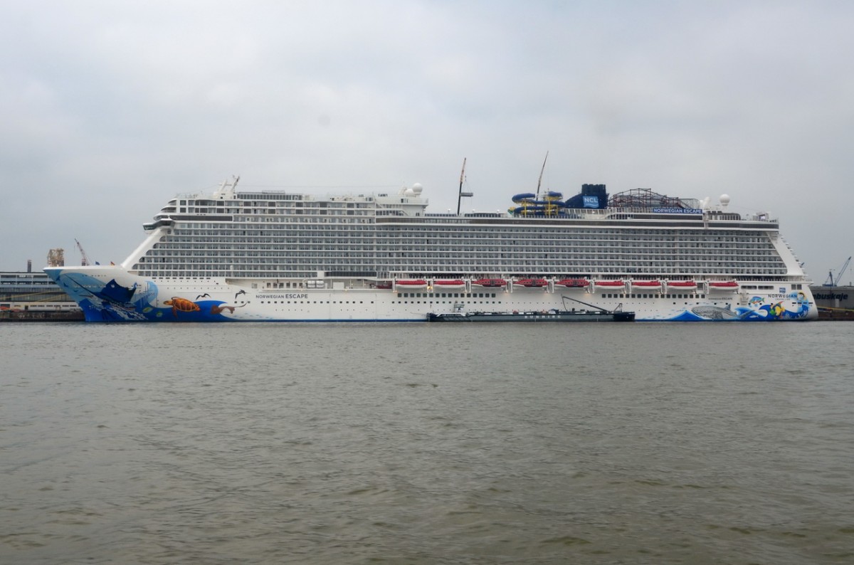 NORWEGIAN ESCAPE , Kreuzfahrtschiff , IMO 9677076 , Baujahr 2015 , 324 x 41.50 m  4248 Passagiere ,Bremerhaven 19.10.2015