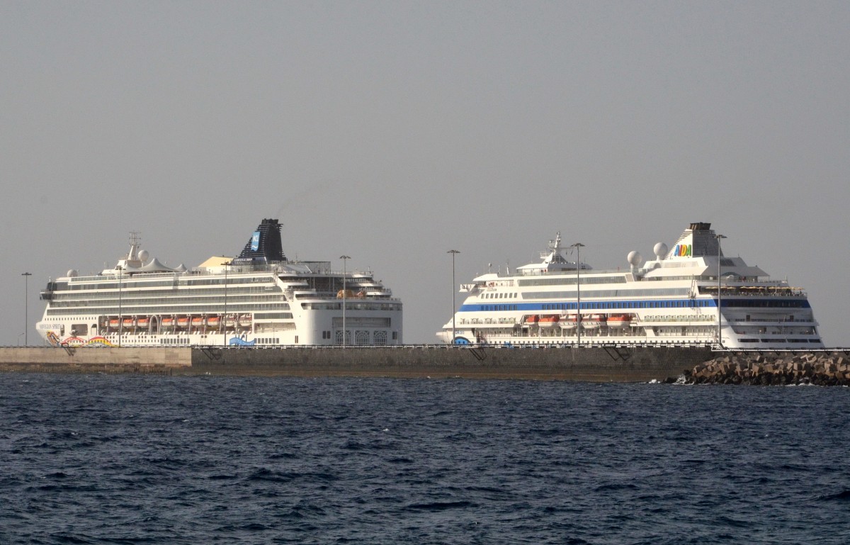 Norwegian Spirit  und AIDA Cara  im Hafen von Arrecife  am 12.12.2014 abgelichtet. Das 1998  in der Meyer Werft gebaute Schiff lief bis 2004 unter dem Namen  Super Star Leo und dann als Norwegian Spirit.  L: 268,60m, B: 32,30m, Besatzung: 962, Passagiere: 2018.  Die AIDA Cara hat eine Länge: 193,34m,  B: 27,60m, Passagiere: 1339, und Besatzung:  369.