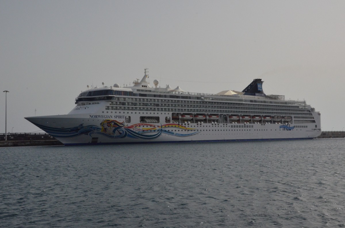 Norwegian Spirit im Hafen von Arrecife. Es wurde auf der Meyer Werft Papenburg  als SuperStar Leo 1999 gebaut. Lnge 268m, Breite 32m, Tiefgang 8,42m, Besatzung 959, Passagiere 2000, macht 24 Knoten. Gesehen am 15.12.13.
