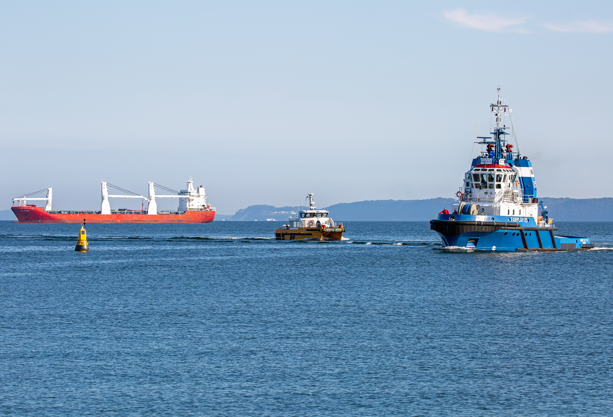 Notschlepper FAIRPLAY 25 (IMO 9210995) und WINDCAT 35 (IMO 0) einlaufend in den Sassnitzer Hafen, im Hintergrund UHL PARTNER (IMO 9418999). - 17.07.2020