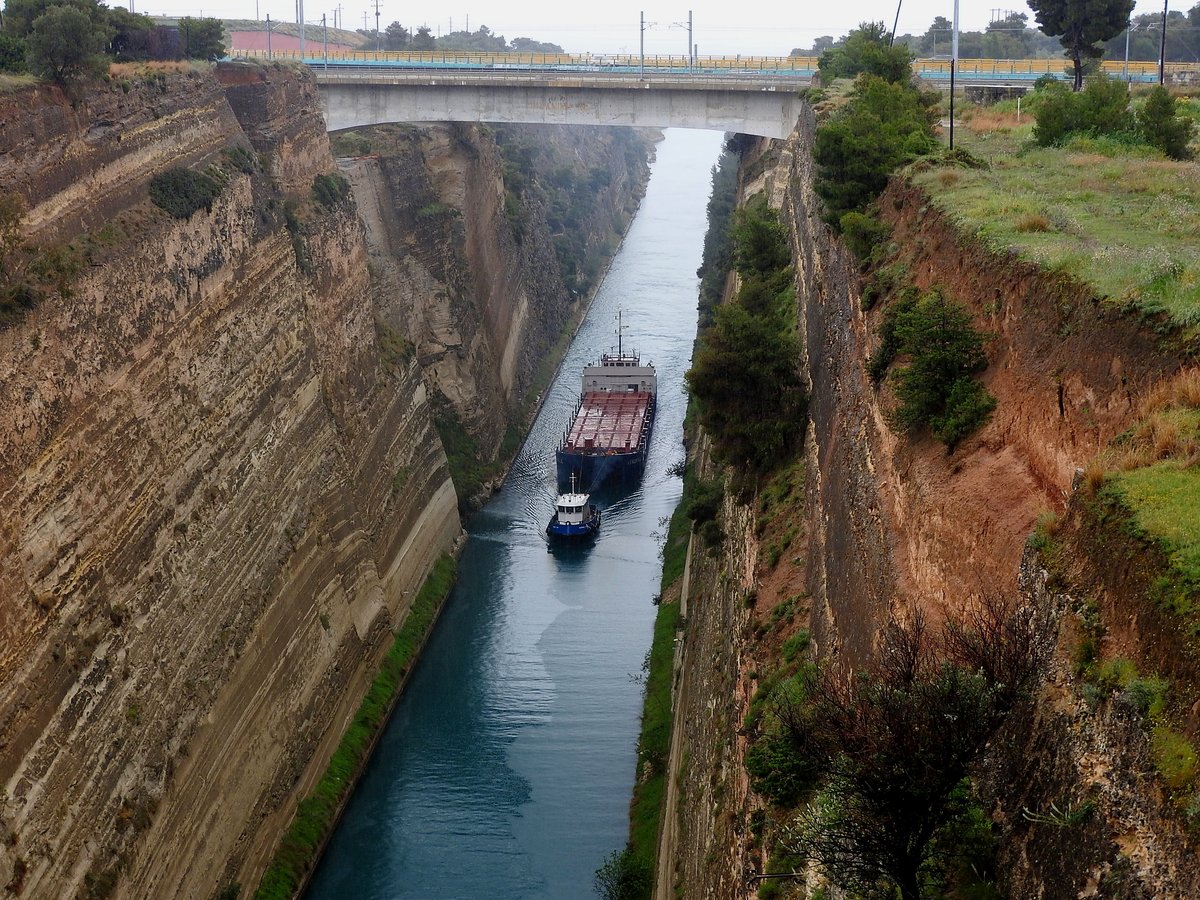 NS KORALLE(IMO:8415201; L=80mtr.;B=12mtr. Tiefgang 3,7mtr.; Bj.1985)wird bei strömenden Regen durch den Kanal von Korinth gezogen; 190406