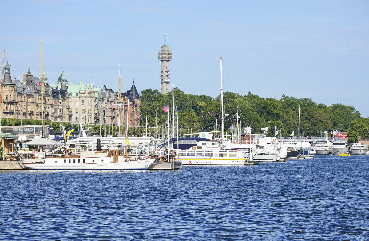 Nybroviken in Stockholm. Her findet man jede Menge Ausflugsschiffe, die Fahrgastschifffahrt für die Stockholmer Scherenhof sowie Hafenrundfahrten. Aufnahme: 27. Juli 2017.