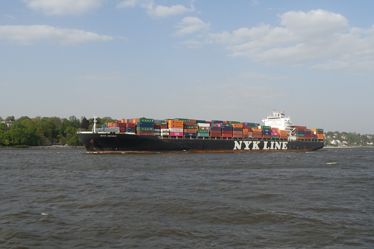 NYK DENEB (IMO 9337676) am 23.4.2019 auslaufend Hamburg, Elbe Höhe Övelgönne /
Containerschiff / BRZ 55.487 / Lüa 294,1 m, B 32,2 m, Tg 13,5 m / 1 Diesel, MAN B&W, 9K98MC-C, 51.390 kW (69.890 PS), 23.5 kn / 4.888 TEU, davon 650 Reeferplätze / gebaut 2007 in Südkorea /Eigner: Nippon Yusen Kaisha,  Flagge + Heimathafen: Panama / 
