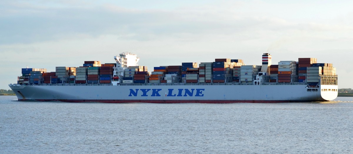 NYK Helios Containerschiff mit Heimathafen Hong Kong. Baujahr: 2013, IMO: 9622588, Container: 13208 TEU, Lnge: 365.50 m, Breite: 48.40 m, Tiefgang: 15.50 m, Geschwindigkeit: 23.00 kn. Auf dem Weg nach Hamburg am 28.09.15 bei Brokdorf.