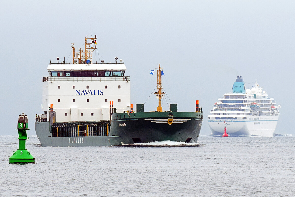 NYLAND (IMO 9436240) am 04.12.2021 in der Ostsee vor Lübeck-Travemünde. Im Hintergrund ist das Kreuzfahrtschiff AMADEA, das Wismar ansteuert, zu sehen.