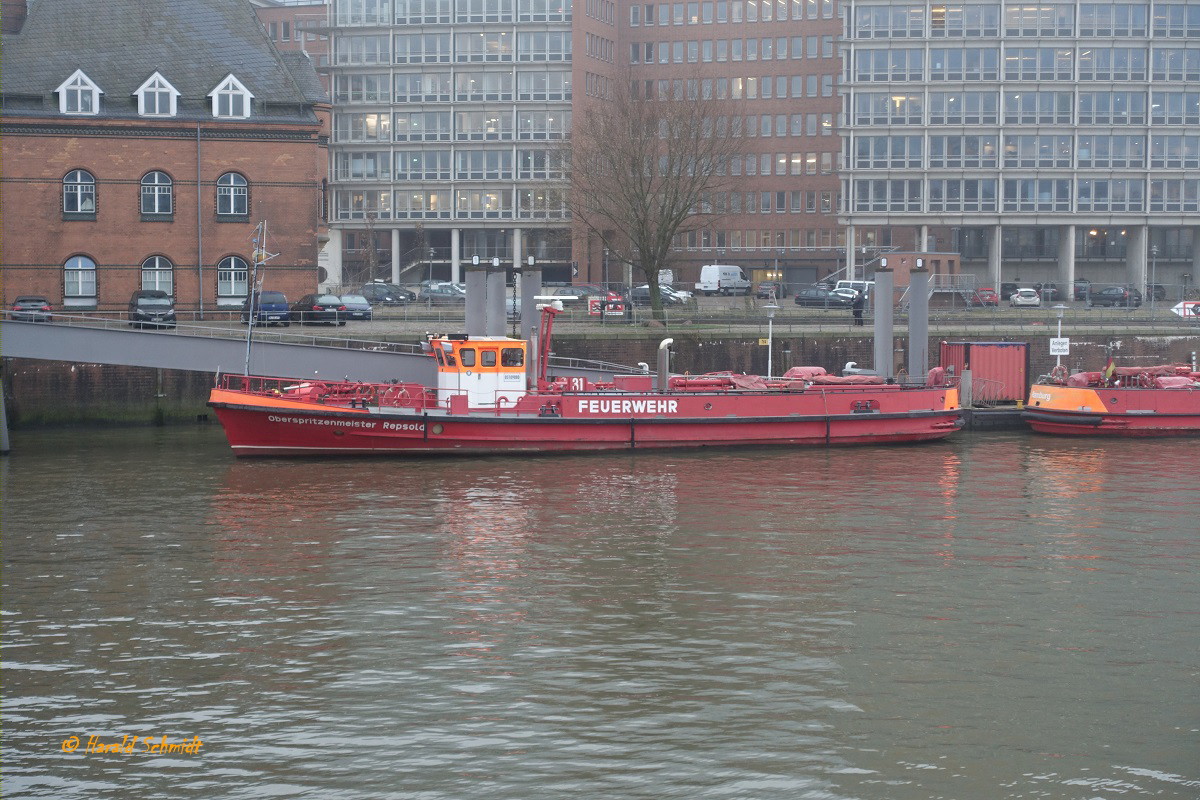 OBERSPRITZENMEISTER REPSOLD (ENI 05109880) am „nieselregnerischen“  17.12.2021, Hamburg, Elbe im Niederhafen/Kehrwiederspitze, Liegeplatz der BF Innenstadt,  /

Feuerlösch- und Ambulanzboot der Berufs-Feuerwehr Hamburg; Funkname. Florian Hamburg 35 LAB /  Lüa 28,58 m, B 5,64 m, Tg 1,75 m / 1 MTU-Diesel, 552 kW (750 PS) , 13 kn / Feuerlöschpumpe: 12.000 l/min, Wasserwerfer: hydraulisch ausfahrbarer Wasser- und Schaumwerfer, 5200 l/min / absenkbares Steuerhaus / gebaut 1985 bei Heinrich Grube, HH-Oortkaten /
