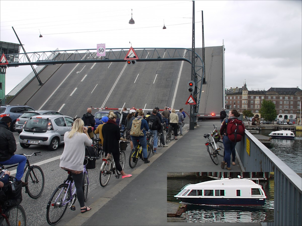 Obwohl die Durchfahrtshhe keinesfalls kritisch war, wurde nur wegen diesem kleinen Boot (siehe eingefgte Vergrerung) extra der Verkehr auf der Langebro gestoppt und die Klappbrcke geffnet. Wer wird sich im Boot befunden haben, evtl. VIPs? ; Kopenhagen, 05.09.2013
