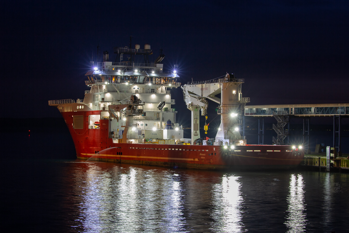 OCEANIC (IMO 9703382) am späten Abend im Hafen von Sassnitz-Mukran. - 16.01.2020