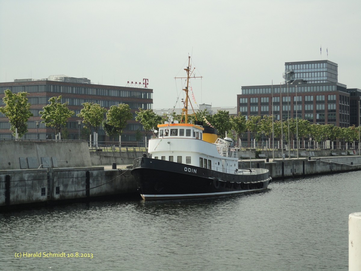 ODIN (IMO 6604640) am 10.8.2013, Kiel, Willy-Brand-Ufer /
Schlepper / BRZ 132 / La 26,2 m, B 7,02 m, Tg 1,5 m / 1 Dieswel 294 kW (400 PS), 10 kn / 1965 bei Husumer Schiffswerft / ?? Eigner: Achterbahn AG, Kiel, Betreiber: Land Schleswig-Holstein ?? /
