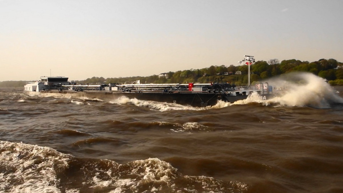 ODINA (ENI 02319190) am 23.4.2019: Hamburg einlaufend, Elbe, Höhe Bubendeyufer / voll abgeladen bei stürmischem Wetter, Foto von einer HADAG-Fähre auf dem Weg nach Finkenwerder  /
TMS / Tonnage: 1611 t / Lüa 86 m, B 11 m, Tg 2,8 m / 1 Diesel, Cummins KTA50-M, 932 kW (1268 PS) / gebaut 1963 bei Ruhrorter Schiffswerft, Duisburg, 2006 Umbau bei Jooren BV, NL / 
