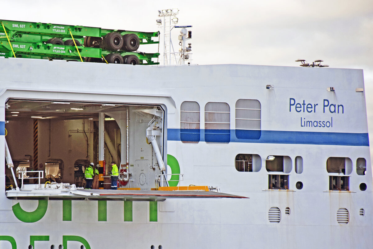 Öffnung an der Backbordseite der PETER PAN, welche am 27.01.2023 im Hafen von Lübeck-Travemünde liegt