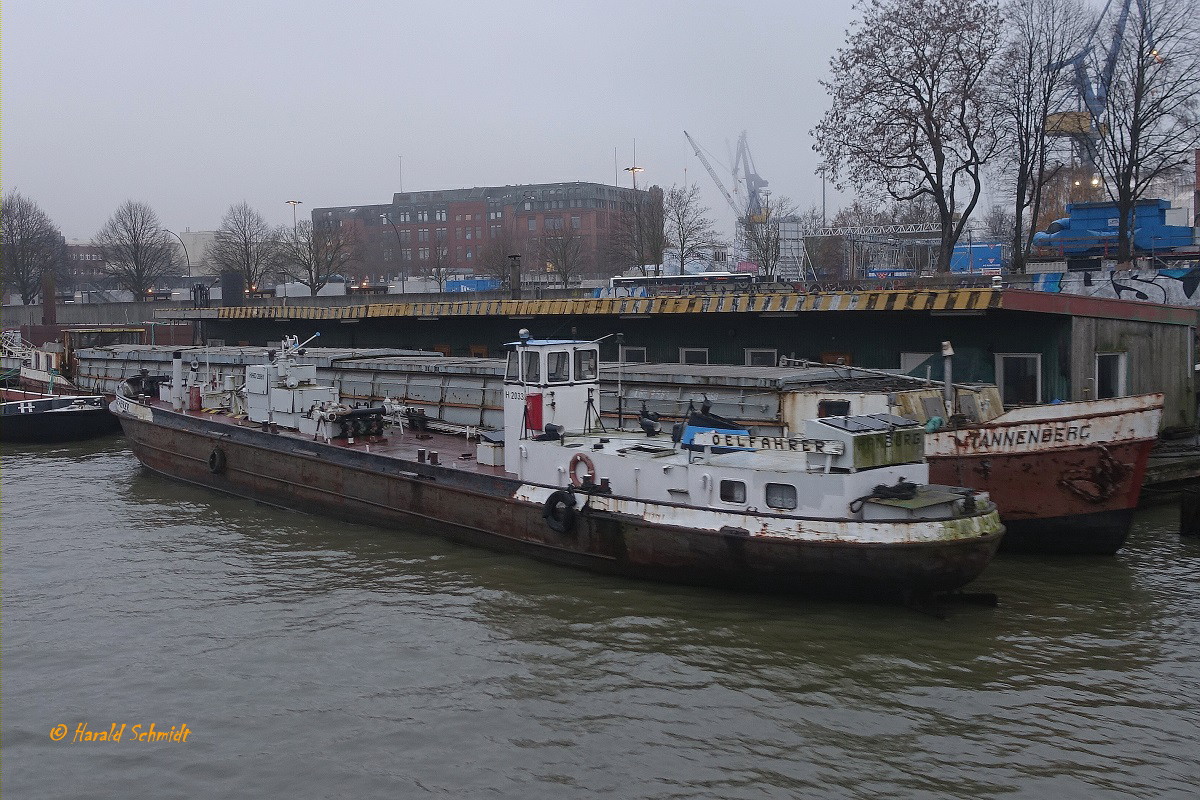 OEHLFAHRER (H 20332) am 17.12.2021, Hamburg, Elbe, im Fährkanal am Prüsse-Ponton / Foto bei sehr diesigem Wetter von einer HADAG-Fähre /
früherer Name: KRÜCKAU /
TMS, Entsorgungsschiff / Lüa 35 m / Eckelmann, Hamburg / 1961 gebaut bei Scheel & Jöhnk, HH-Harburg / 
