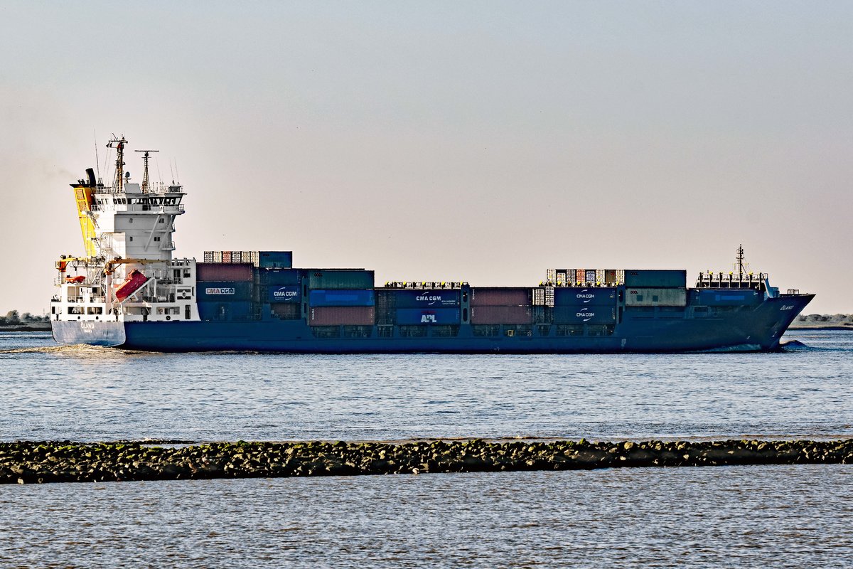 ÖLAND, Baujahr 2003, auf der Elbe. Oktober 2017.
Länge: 136.30 Meter. 822 TEU bzw. 378 FEU + 66 TEU Container Ladekapazität