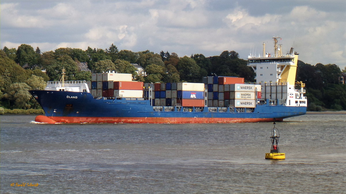 ÖLAND (IMO 9277400) am 15.9.2017, Hamburg auslaufend, Elbe Höhe Finkenwerder / 
Ex-Namen: ÖLAND (bis 06.2003),  FRIESLAND (bis 07.2003) /
Feederschiff / BRZ 7519 / Lüa 137,5 m, B 21,3 m, Tg 7,47 m / 1 Diesel, MaK 9M43, 8400 kW (11424 PS), 19 kn / 822 TEU  davon 150 Reefer /  gebaut 2006 bei Sietas, HH-Neuenfelde / Eigner: DT Bereederung, Betreiber: Delphis / Flagge: Malta, Heimathafen: Valetta /
