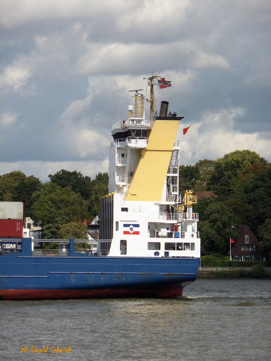 ÖLAND (IMO 9277400) am 15.9.2017, Deckshaus mit Reedereimarke, Hamburg auslaufend, Elbe Höhe Finkenwerder / 
Ex-Namen: ÖLAND (bis 06.2003),  FRIESLAND (bis 07.2003) /
Feederschiff / BRZ 7519 / Lüa 137,5 m, B 21,3 m, Tg 7,47 m / 1 Diesel, MaK 9M43, 8400 kW (11424 PS), 19 kn / 822 TEU  davon 150 Reefer /  gebaut 2006 bei Sietas, HH-Neuenfelde / Eigner: DT Bereederung, Betreiber: Delphis / Flagge: Malta, Heimathafen: Valetta /
