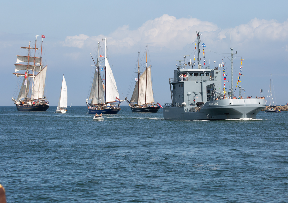 
Ölauffangschiff Bottsand Y1643 passierte gerade drei Segelschiffe aus Kampen NL zur 29.Hanse Sail. - 10.08.2019
