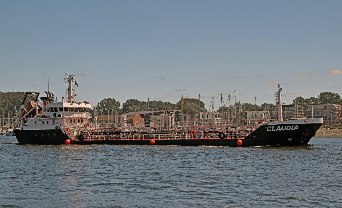Öltanker CLAUDIA (IMO 9280110)am 09.07.2017 in Lübeck-Travemünde