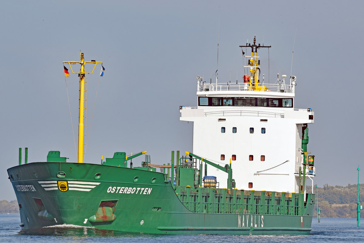 ÖSTERBOTTEN am 6.10.2018 von der Ostsee kommend auf der Trave in Richtung Lübeck unterwegs