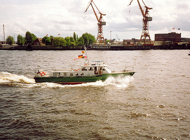 OEVELGÖNNE in 1992 (Scan vom Foto), Hamburg, Elbe Höhe Steinwerder /

Zollboot 17m-Klasse (Foto vor der Modernisierung)  / Lüa 17,25 m, B 4,35 m, Tg 1,1 m / 2 Diesel,  gesamt  632 kW (860 PS), 23 kn / Dienststelle und Heimathafen: Hauptzollamt Hamburg-Hafen  / gebaut 1988 bei Fleischhauer, Zons, NL / 
