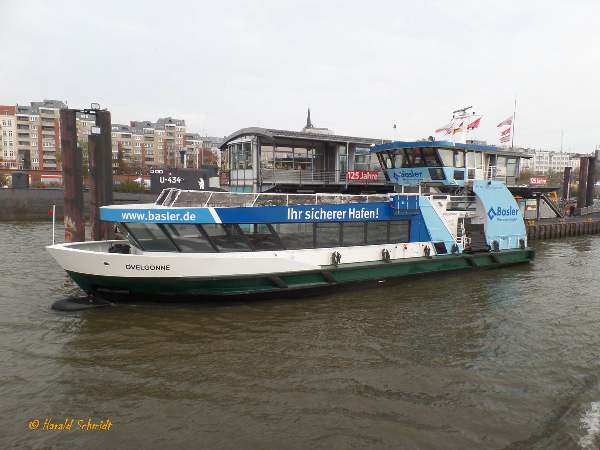 ÖVELGÖNNE (2)  (ENI 048 04520) am 13.11.2016, Hamburg, Elbe, am Betriebshof Fischmarkt /
 

Einmann-Fährschiff Typ 2000 / HADAG / Lüa 29,94 m, B 8,15 m, Tg 1,7 m / 2 Diesel, 2 Ruder-Propeller, 12 kn / 250 Pass. / 2006 bei SSB, Oortkaten, Hamburg / 2012 Anbau Wulstbug /
