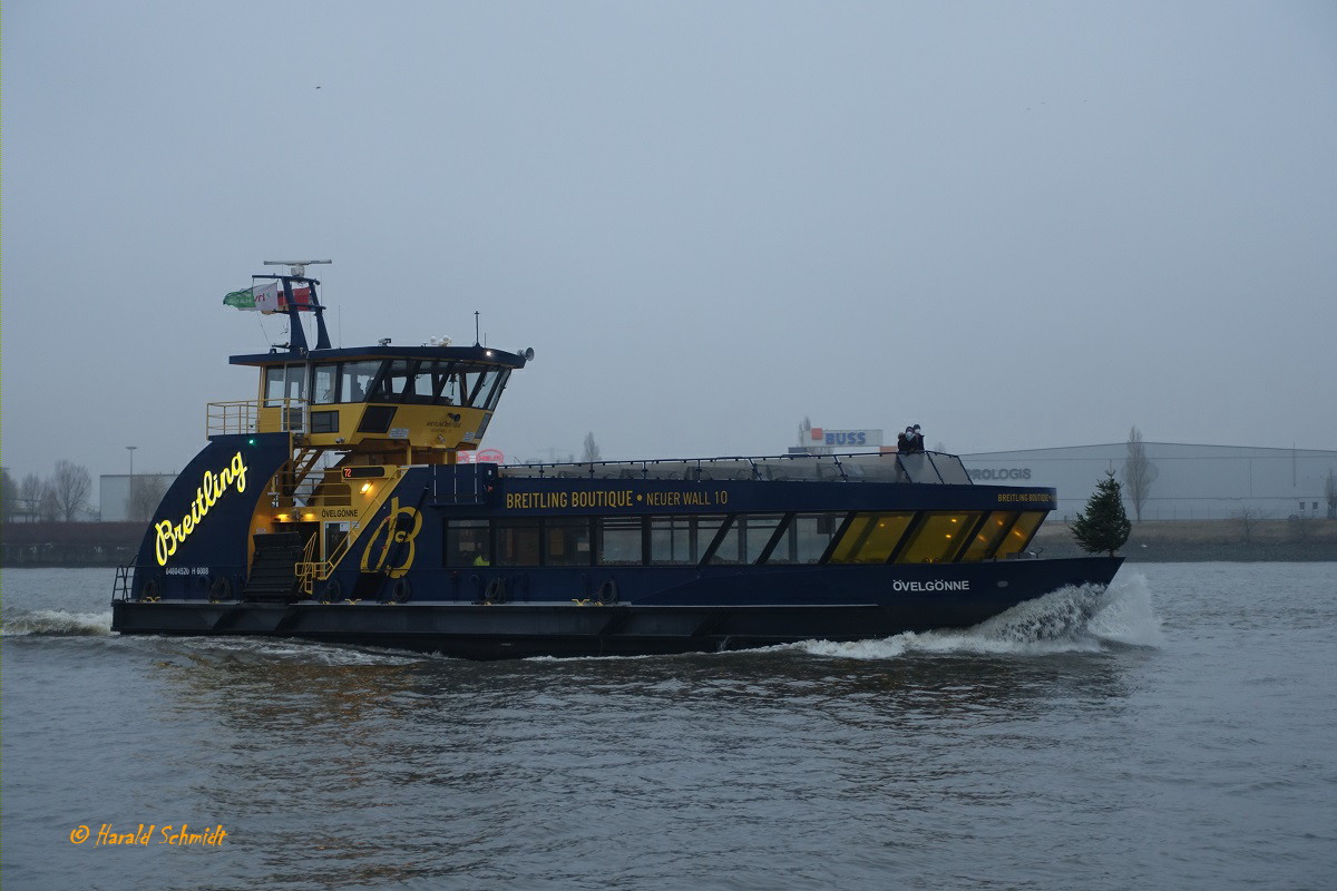 ÖVELGÖNNE (2)  (ENI 048 04520) am 13.11.2016, neue Werbung „Breitling“, Hamburg, Elbe, vor den Landungsbrücken /
Einmann-Fährschiff Typ 2000 / HADAG / Lüa 29,94 m, B 8,15 m, Tg 1,7 m / 2 Diesel, 2 Ruder-Propeller, 12 kn / 250 Pass. / 2006 bei SSB, Oortkaten, Hamburg / 2012 Anbau Wulstbug /