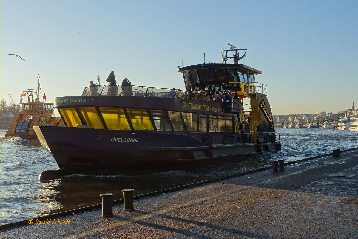 ÖVELGÖNNE (2)  (ENI 048 04520) am 17.12.2022, Hamburg, Elbe, an den Landungsbrücken anlegend  /
Einmann-Fährschiff Typ 2000 / HADAG / Lüa 29,94 m, B 8,15 m, Tg 1,7 m / 2 Diesel, 2 Ruder-Propeller, 12 kn / jetzt 380 Pass. / 2006 bei SSB, Oortkaten, Hamburg / 2012 Anbau Wulstbug /