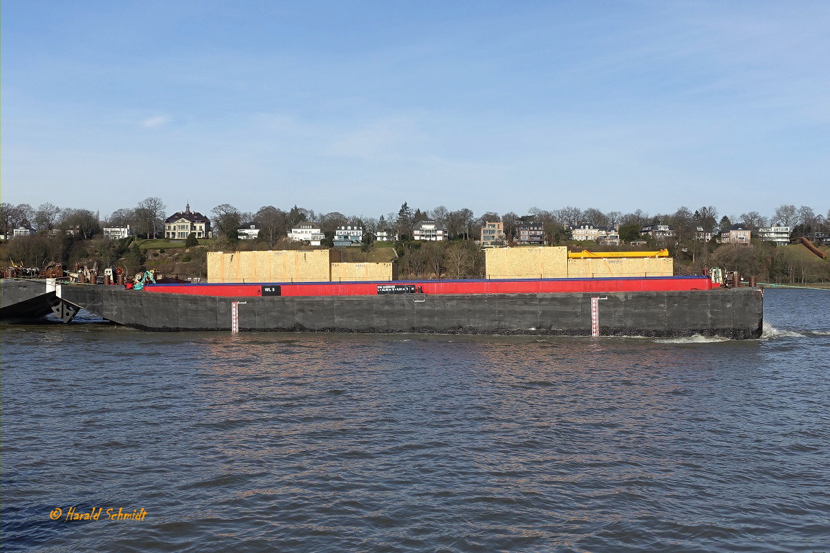 offene Schute WL 5 (Lüa 35,49 m, B 9,02 m, Walter Lauk, Hamburg) im Schlepp von JÖRN (H4028) am 22.2.2021, beladen mit großen Seeverpackkungskisten (Collies) , Hamburg, Elbe Höhe Finkenwerder / Eigner: Walter Lauk, Hamburg /