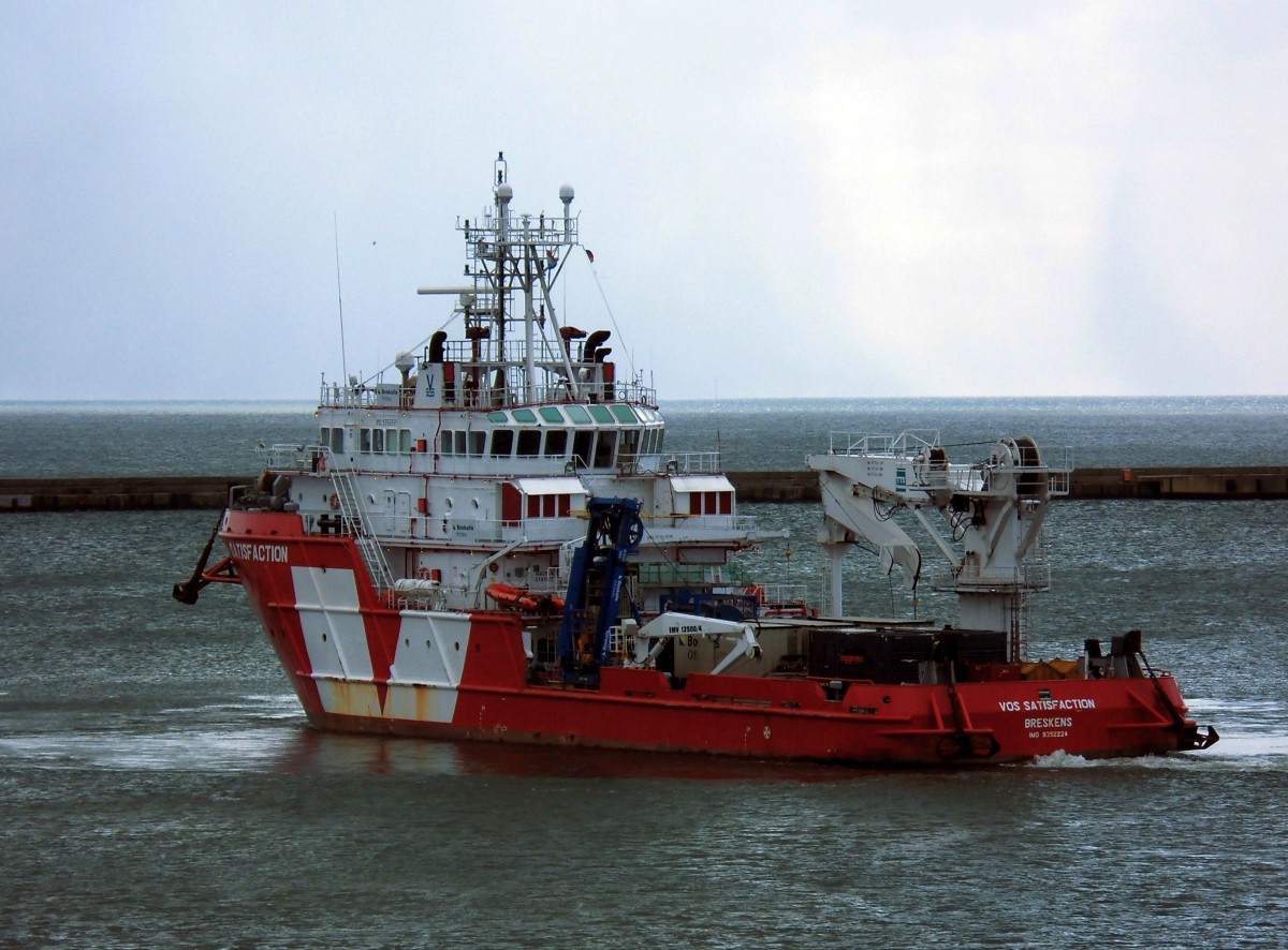 Offshore Ausrüsterschiff  VOS SATISFACTION  am 02.04.15 im Fährhafen Sassnitz.