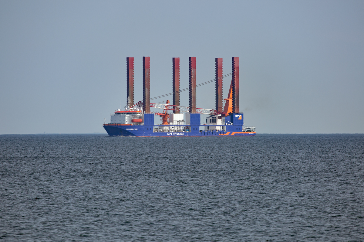 Offshore Errichterschiff MPI RESOLUTION (IMO 9260134) auf der Ostsee vor Rügen. - 22.05.2019