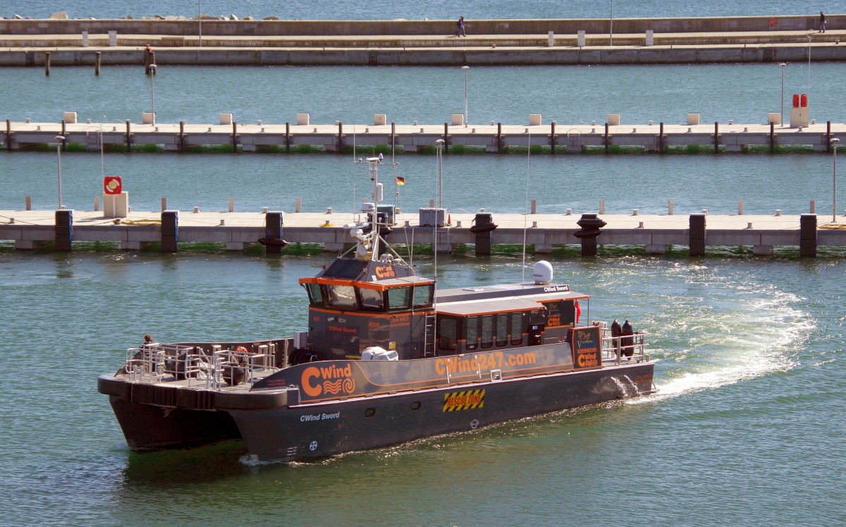 Offshore Shuttle  CWIND Sword  am 04.04.15 in Sassnitz