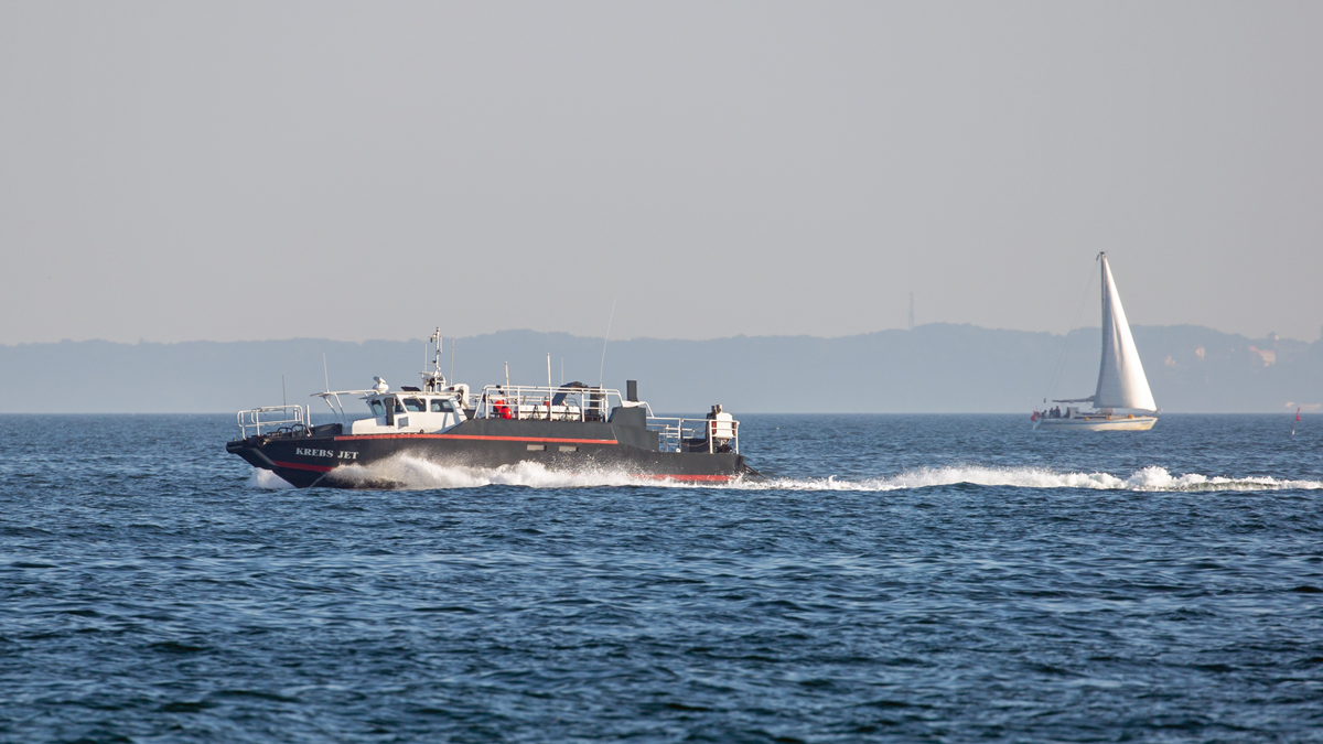Offshore Tenderboot KREBS JET vom Sassnitzer Hafen kommend. - 09.09.2021
