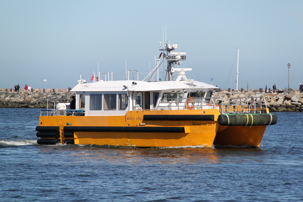 Offshore Transfer Vessel  Windcat 28  beim Einlaufen in Warnemünde am 06.04.2018