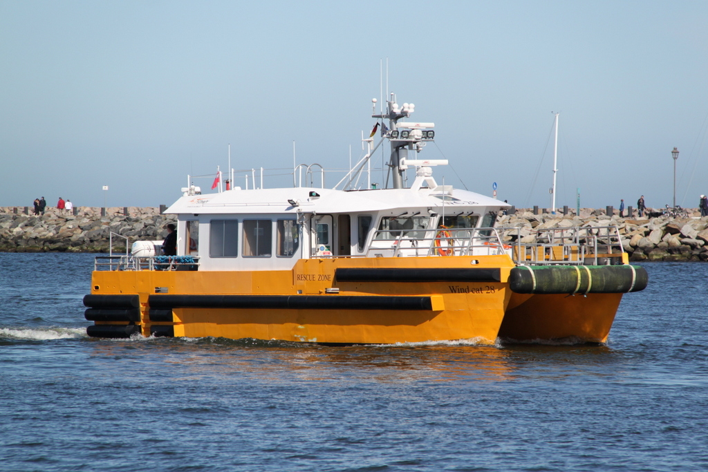 Offshore Transfer Vessel  Windcat 28  beim Einlaufen in Warnemünde am 06.04.2018