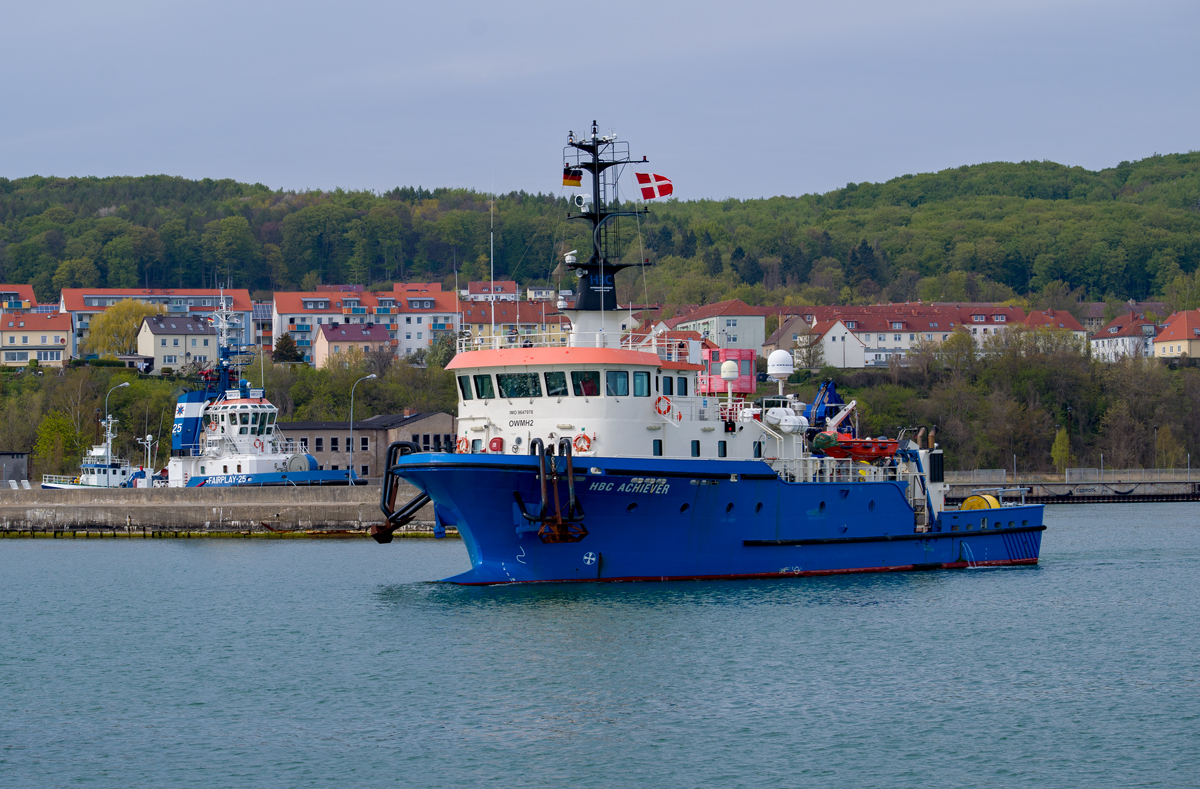 Offshore Unterstützungsschiff HBC ACHIEVER (IMO 9647978) auslaufend im Sassnitzer Hafen. - 27.04.2019
