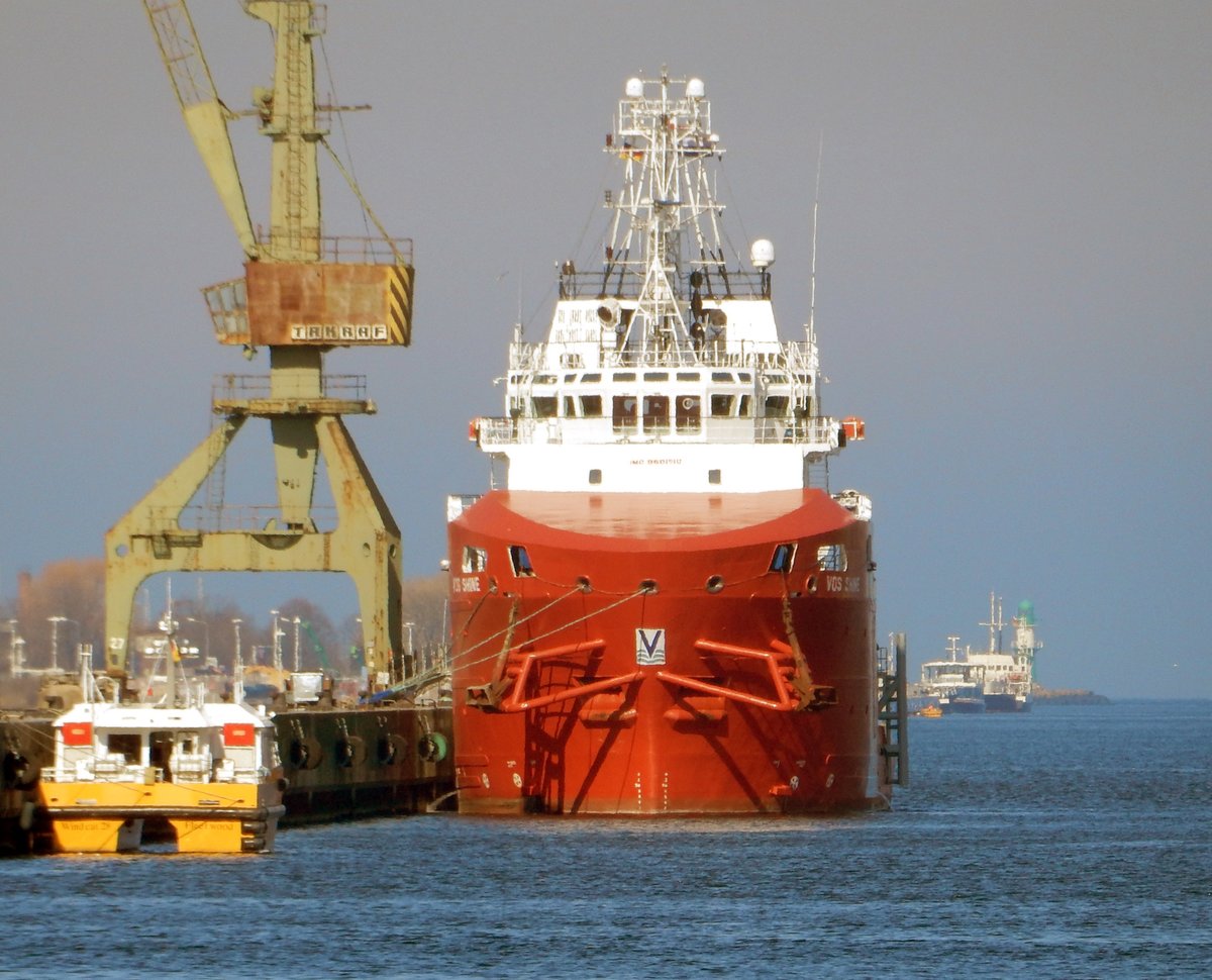 Offshore Versorger VOS Shine am 17.03.16 in Rostock