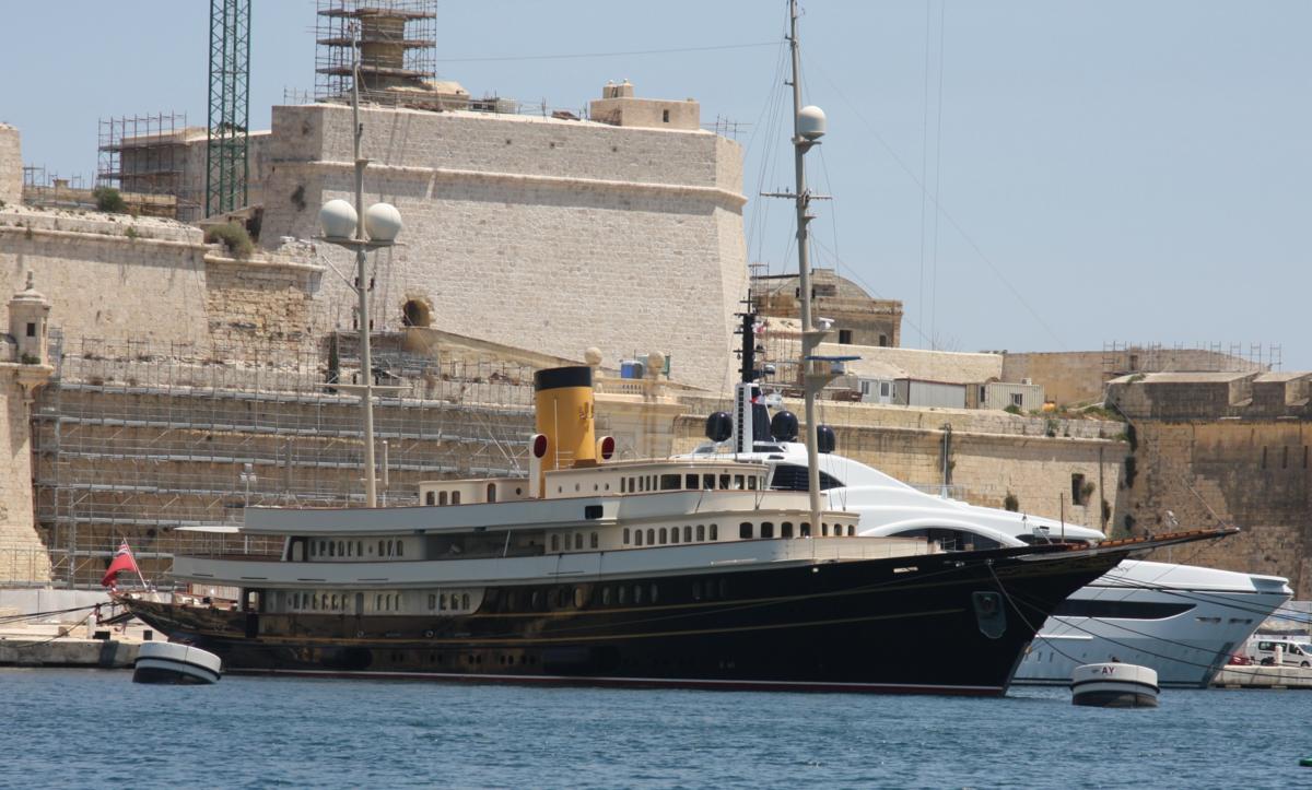 Ohne Namen lag dieser Dampfer am 13.05.2014 im Hafen Valetta in Malta. Es könnte sich nach meinem Dafürhalten für eine ältere Yacht handeln. Wer näheres weiß,
lasse gerne von sich hören!