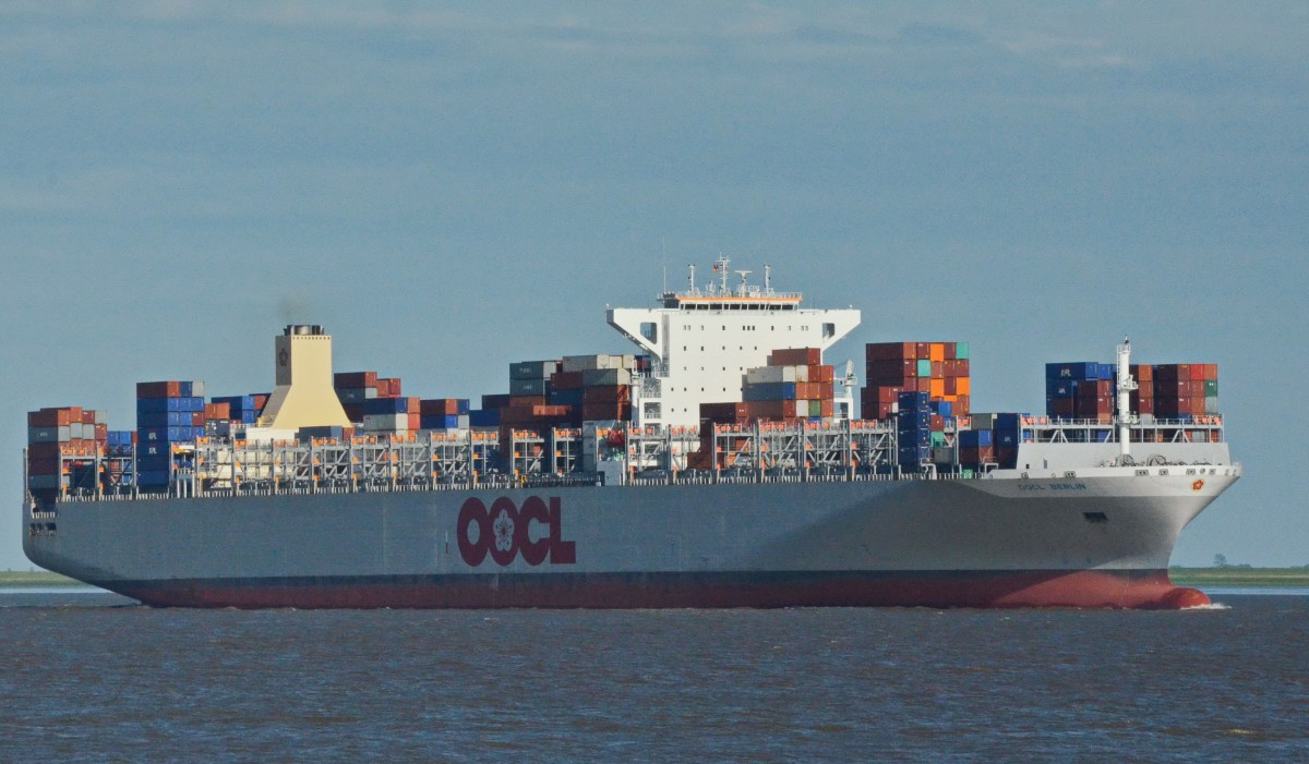 OOCL BERLIN, Containerschiff, IMO: 9622605,  Heimathafen Hongkong,  bei Brunsbttel beobachtet am 11.06.2014. Technik: Baujahr: 2013, TEU: 13208, L; 365,50m, B; 48,20m, T: 15,50m, Leistung;68720KW, das bei 23kn.