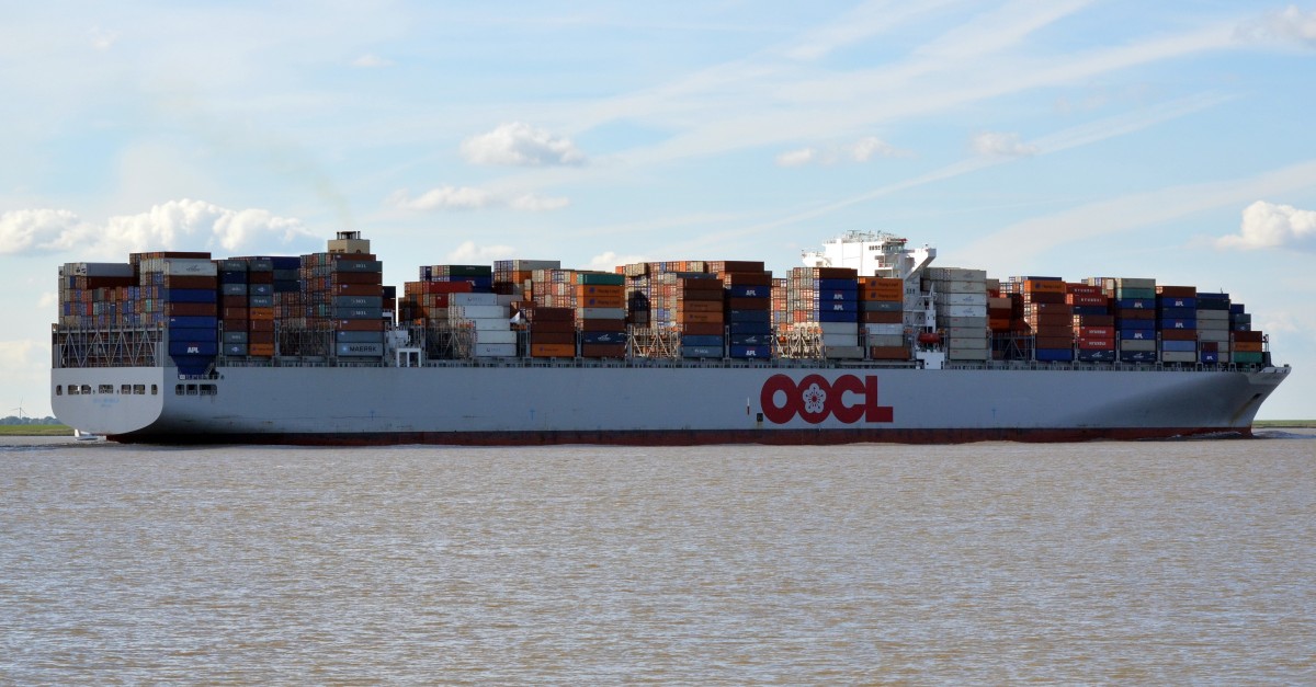OOCL Brussels Containerschiff  Heimathafen Hong Kong. Container: 13208 TEU Baujahr: 2013, Länge: 365.50 m, Breite: 48.40 m, Tiefgang: 15.50 m, Geschwindigkeit: 23.kn, IMO: 9622590. Bei Brokdorf am 29.09.15 auslaufend von  Hamburg beobachtet.